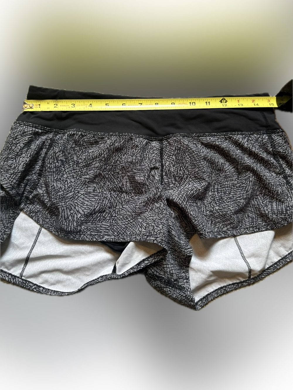 Lululemon Size 8 Women’s Speed up Black Patterned Active Shorts